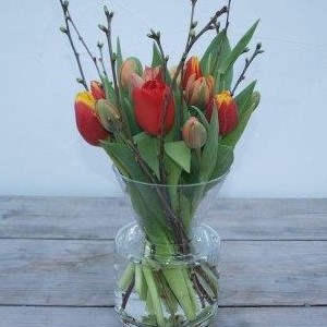 Glazen vaas met tulpen